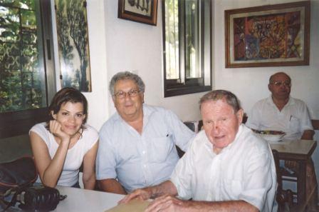  גבריאל צפרוני, אהוד בן עזר ובת-משפחתו הסופרת עדי בן עזר, בפגישה בקפה "אולגה" בחודש יולי 2002, שבה סיפר צפרוני לעדי על סבא-רבא שלה, הסופר והעיתונאי בר דרורא