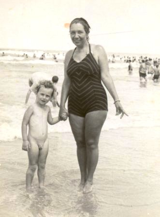  אסתר עם אחיינה אהוד בן ה-3 על חוף הים בתל-אביב, 1939 לערך