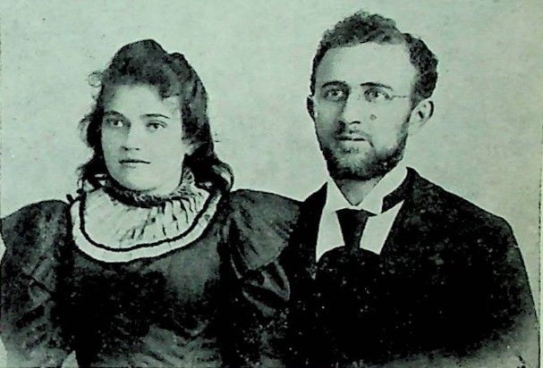 קבוצה א דף 20-2 – המחבר ורעיתו מרים, לבית פפירמייסטר, לאחר נישואיהם בשנת 1898.jpg