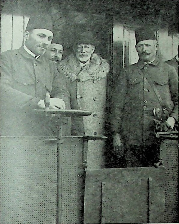 ברון רוטשילד בנסיעה בארץ,1914. לידו שומרו אברהם שפירא.jpg