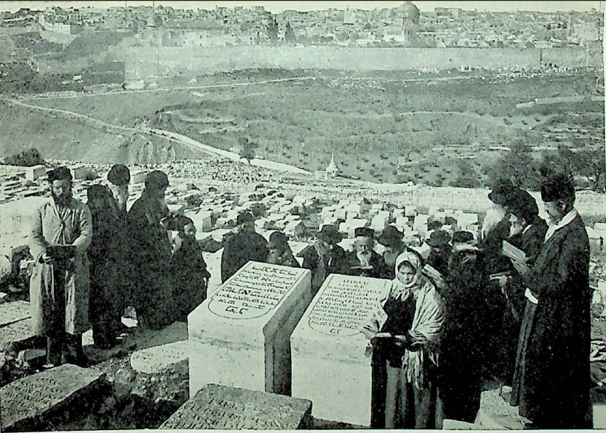 קבוצה ב דף סרוק 7 – תפילה לעילוי נשמה בהר הזיתים. למטה באמצע יד אבשלום.ברקע למעלה חומת העיר העתיקה ומסגד עומר.jpg