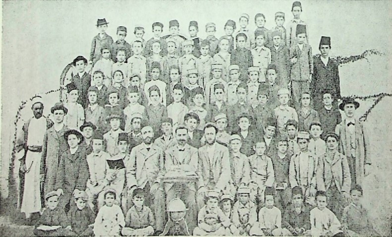 קבוצה ד' דף סרוק 11 – מורי ותלמידי ביהס למל בשנת 1896.  המורים (מימין לשמאל) ישעיהו פרס, אפריים כהן, דוד ילין.jpg
